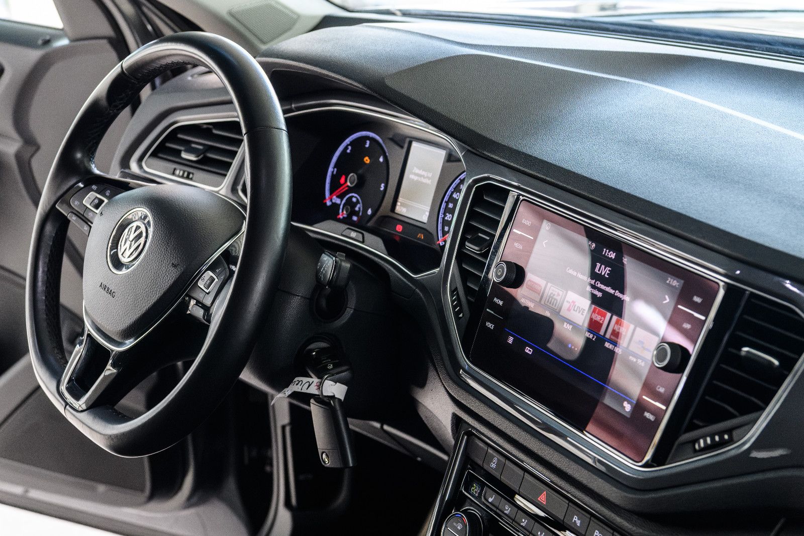 Fahrzeugabbildung Volkswagen T-Roc IQ.DRIVE+AHK+GJR+NAVI+PANORAMA+EL.HECKKLAP