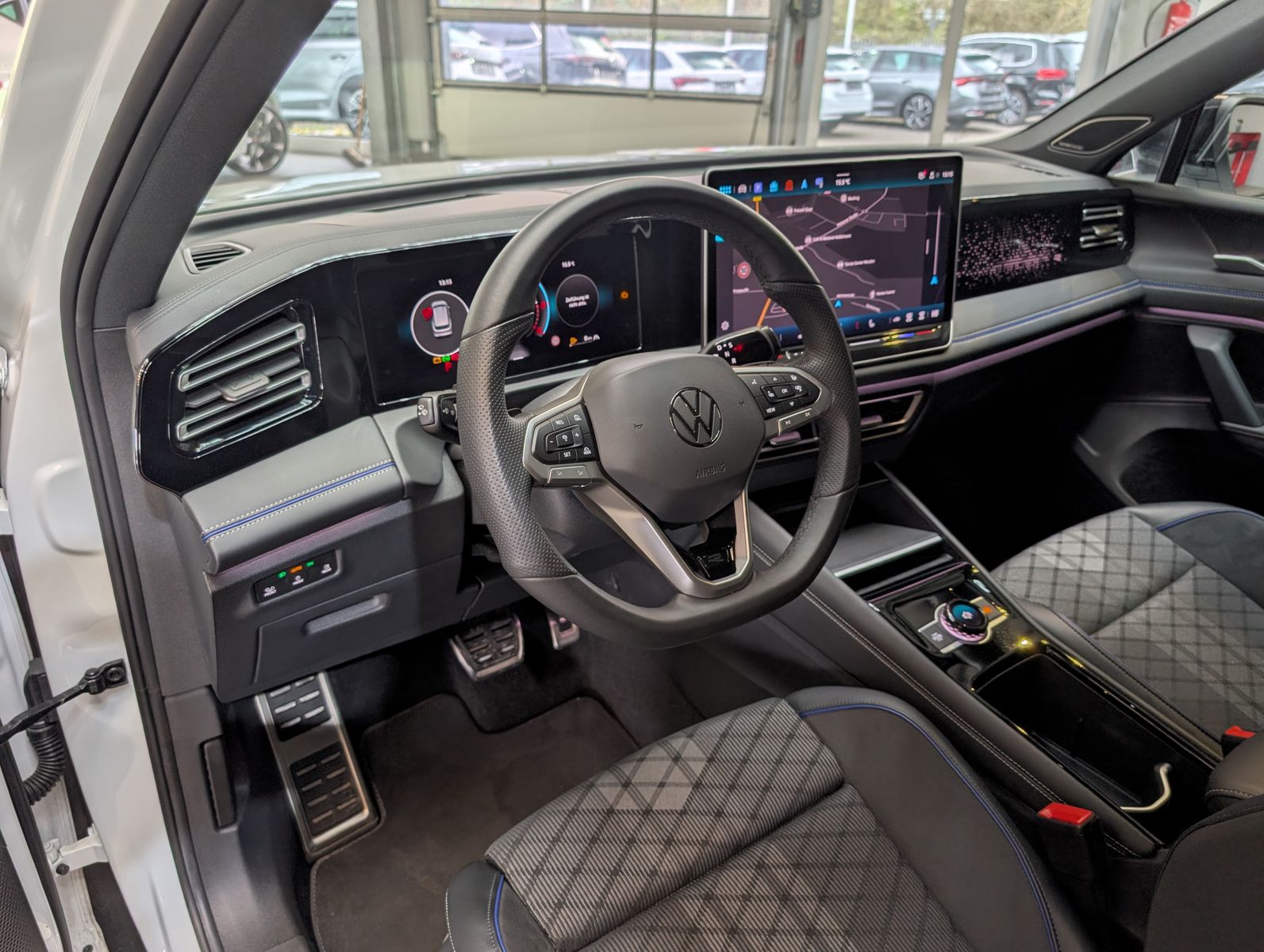 Fahrzeugabbildung Volkswagen Tiguan 2.0TDI R-Line 4M Pano Black AHK Matrix 20