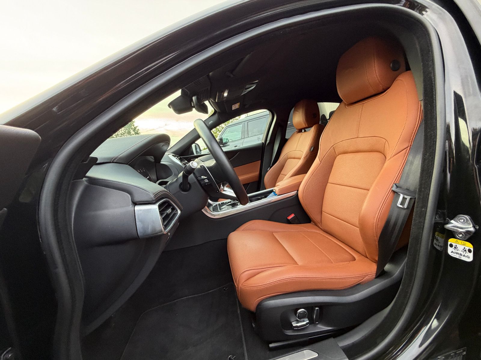 Fahrzeugabbildung Jaguar XE R-Dynamic Black/360°/NAVI/APPLE/SOUND/SHZ