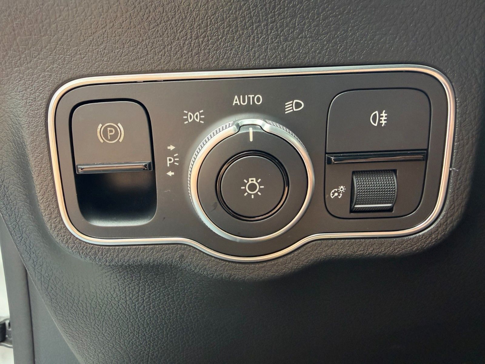 Fahrzeugabbildung Mercedes-Benz GLA 200d Style+Distr+AHK+RKamera+1.Hand