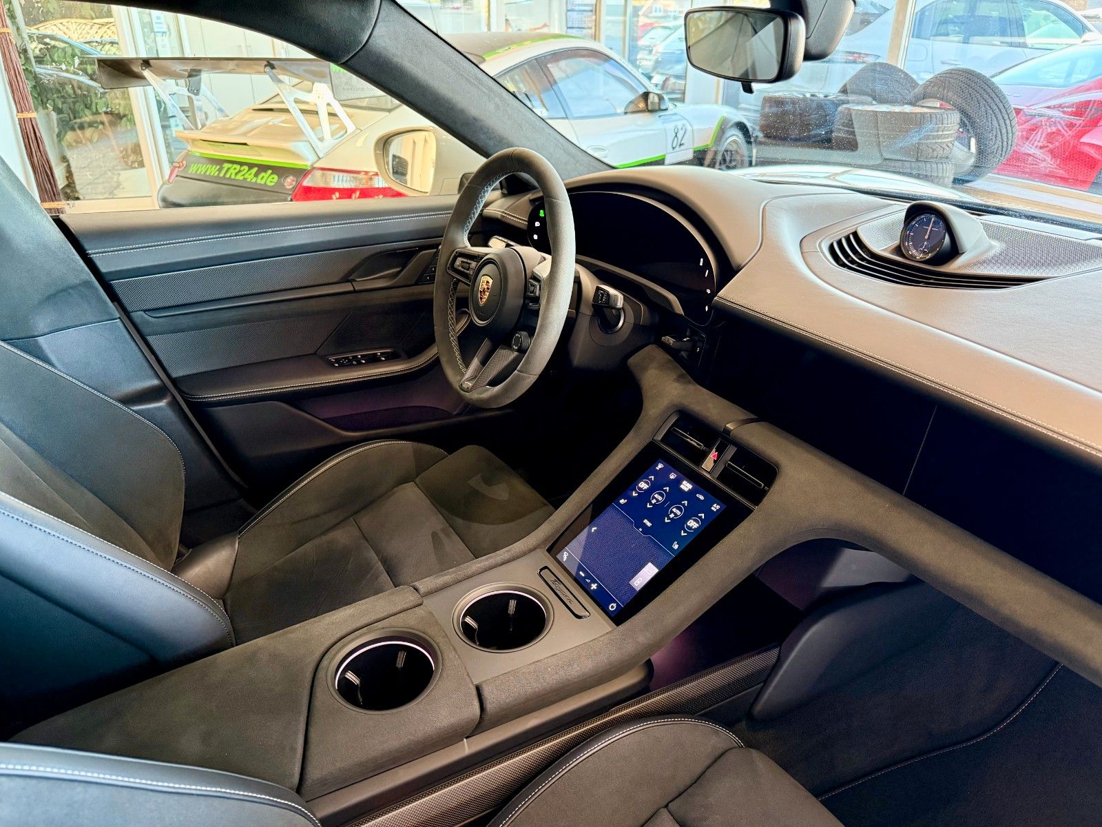 Fahrzeugabbildung Porsche Taycan GTS Panorama/HeadUP/Hinterachlenkung