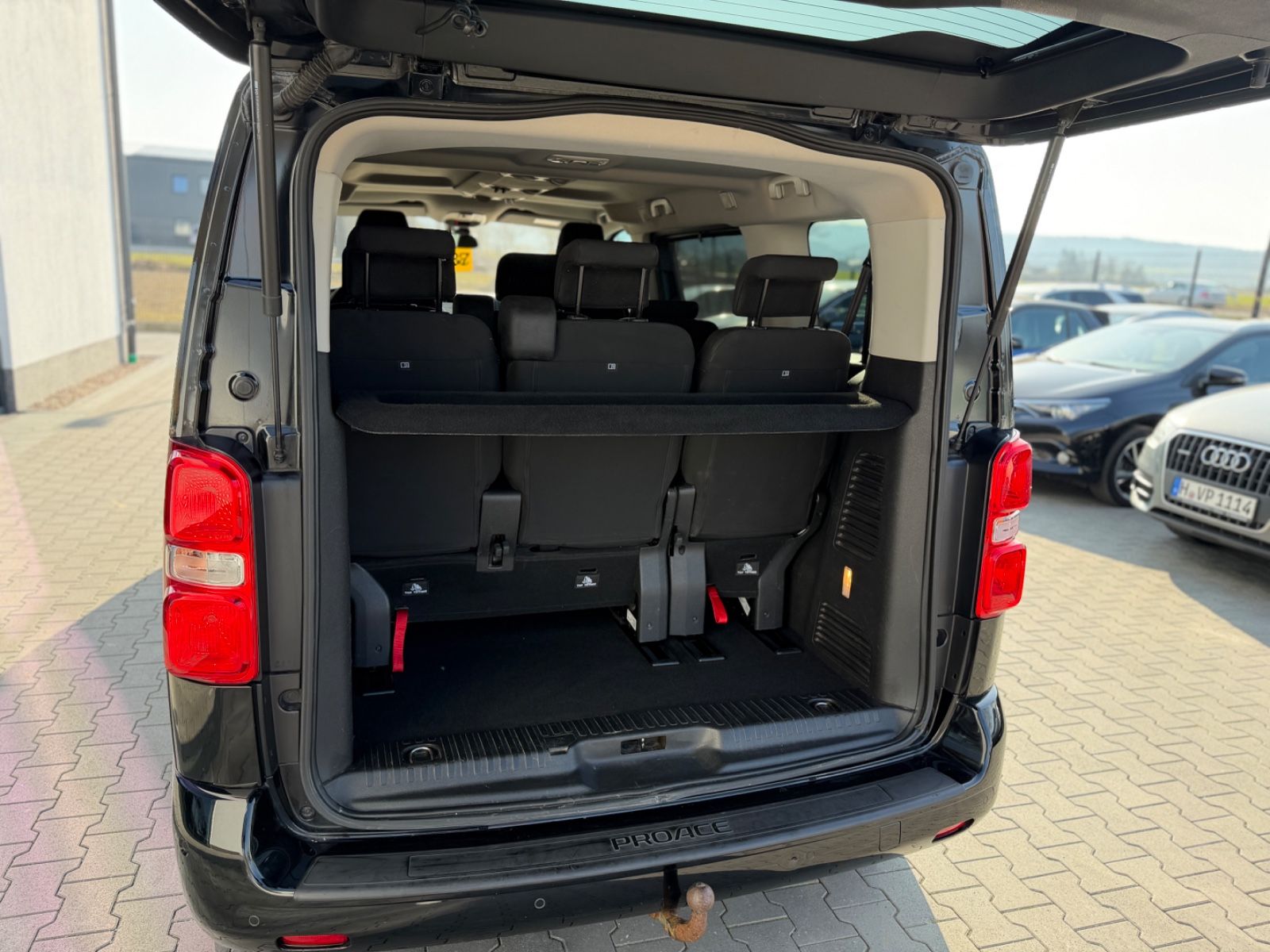 Proace Verso L1 Family 2.0 D-4D 8 Sitzer Navi