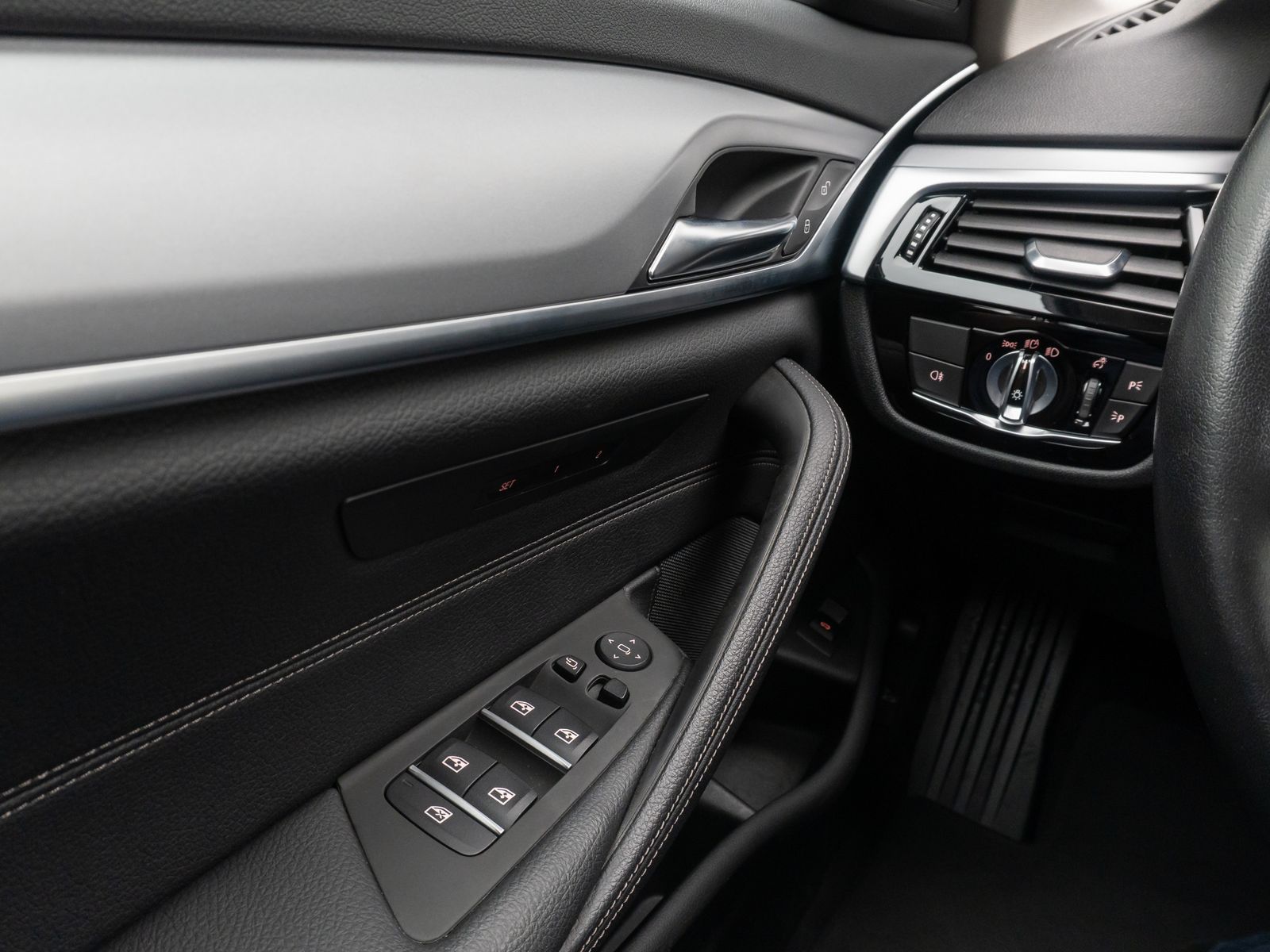 Fahrzeugabbildung BMW 520d xD Alarm DAB Kamera HiFi Belüftung Komfort
