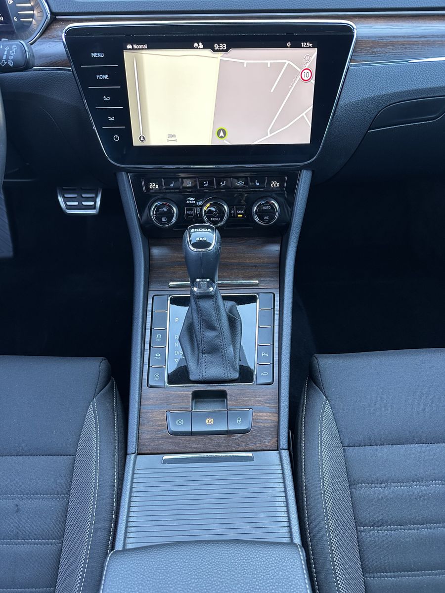Fahrzeugabbildung SKODA Superb Combi 2.0 TDI 4x4 DSG Scout NAV+LED+AHK