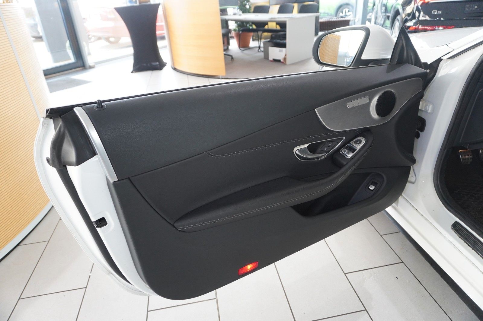 Fahrzeugabbildung Mercedes-Benz C 180 COUPE SPORT NAVI/LED/KAMERA/SPORT/SHZ/AMG