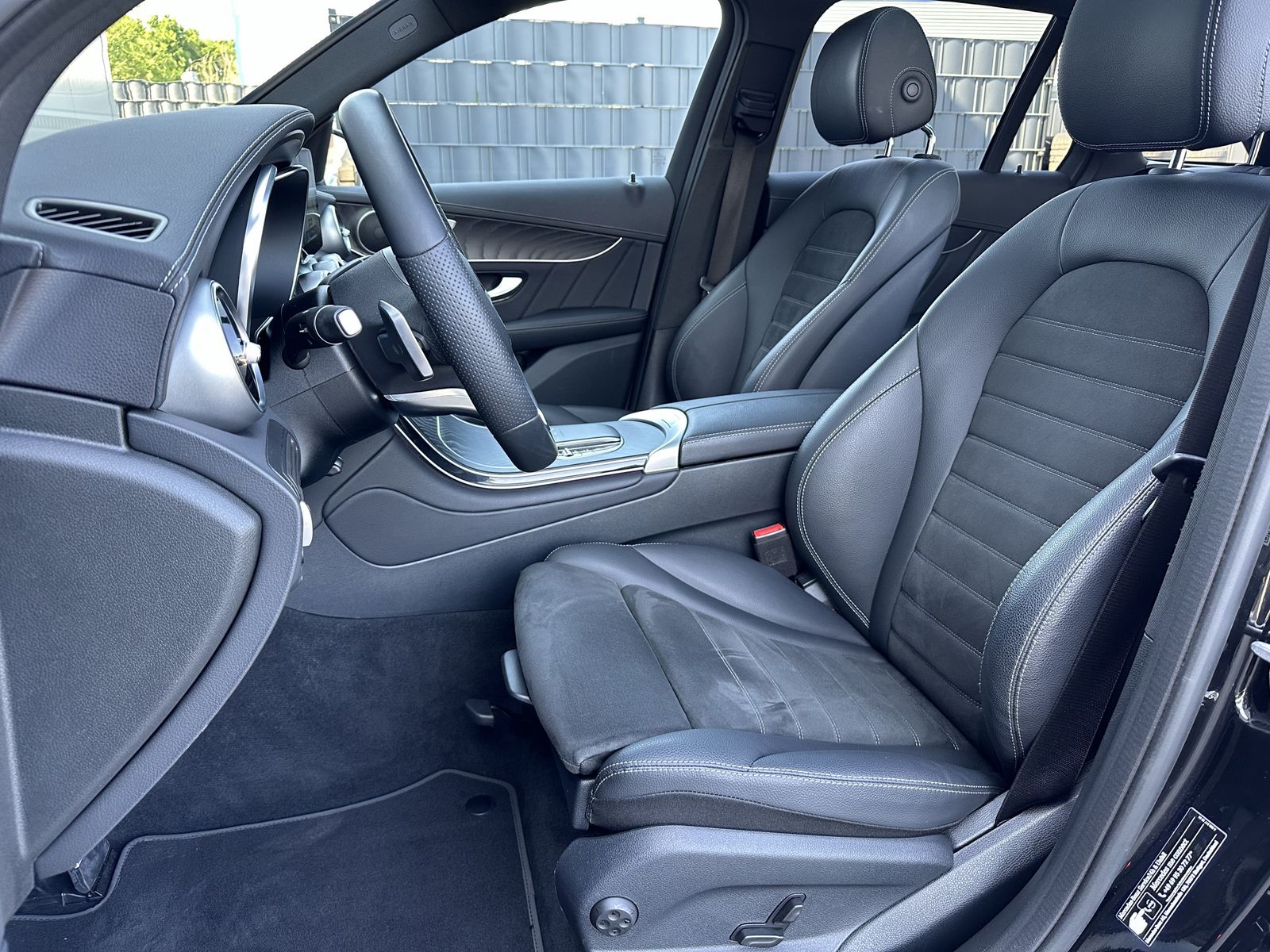 Fahrzeugabbildung Mercedes-Benz GLC 300d 4M AMG-Line NAV+LED+KAM+PANO+CARPLAY+VC