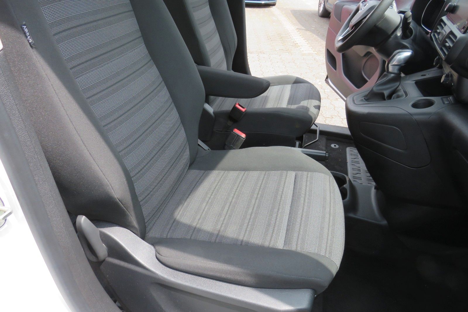 Fahrzeugabbildung Opel Combo Life E Edition NACI APP-CONNECT AHK 1.HD