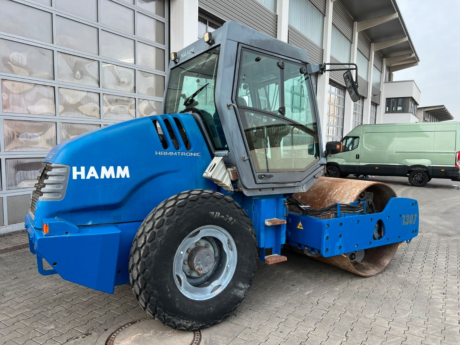 Fahrzeugabbildung Hamm 3307 HT / Walzenzug / 4.958h / 2001