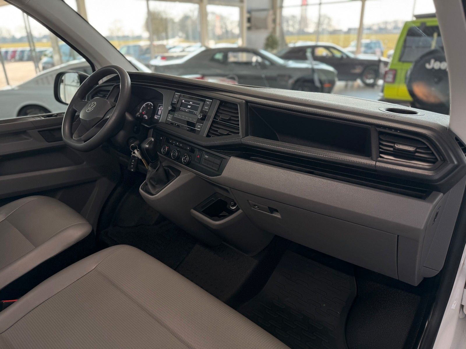Fahrzeugabbildung Volkswagen T6 Transporter Kombi 2.0 TDI "Klima  9-Sitzer"