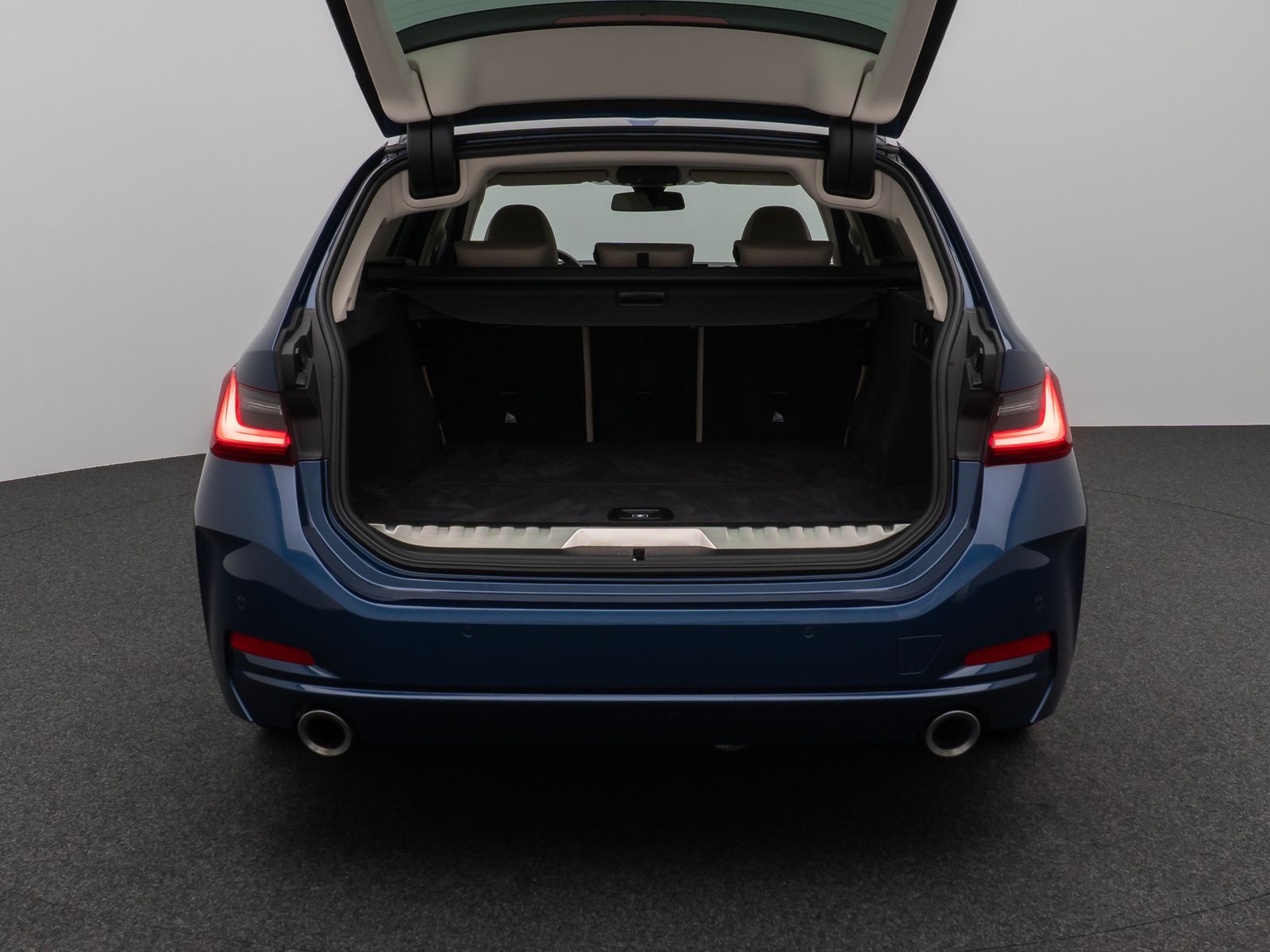 Fahrzeugabbildung BMW 330e xD Kamera HUD DAB HiFi Stop&Go AHK Sport