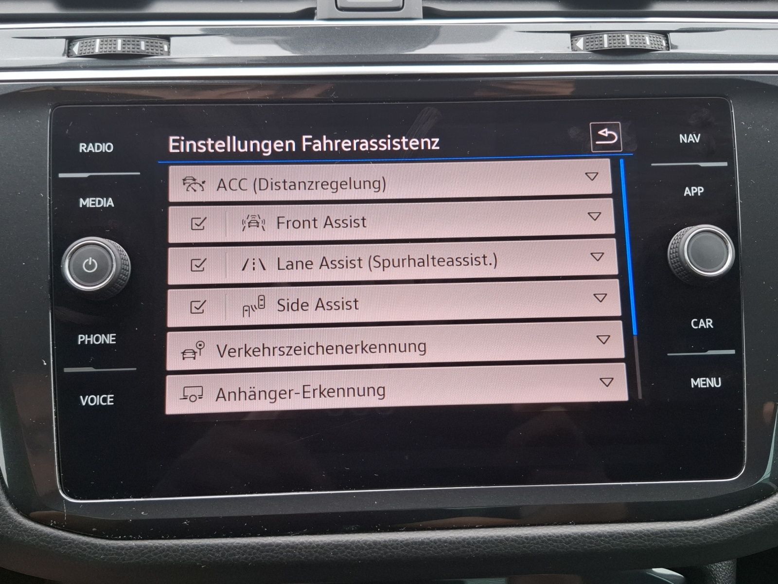 Fahrzeugabbildung Volkswagen Tiguan TDI Urban Sport DSG LED AHK Navi AID ACC