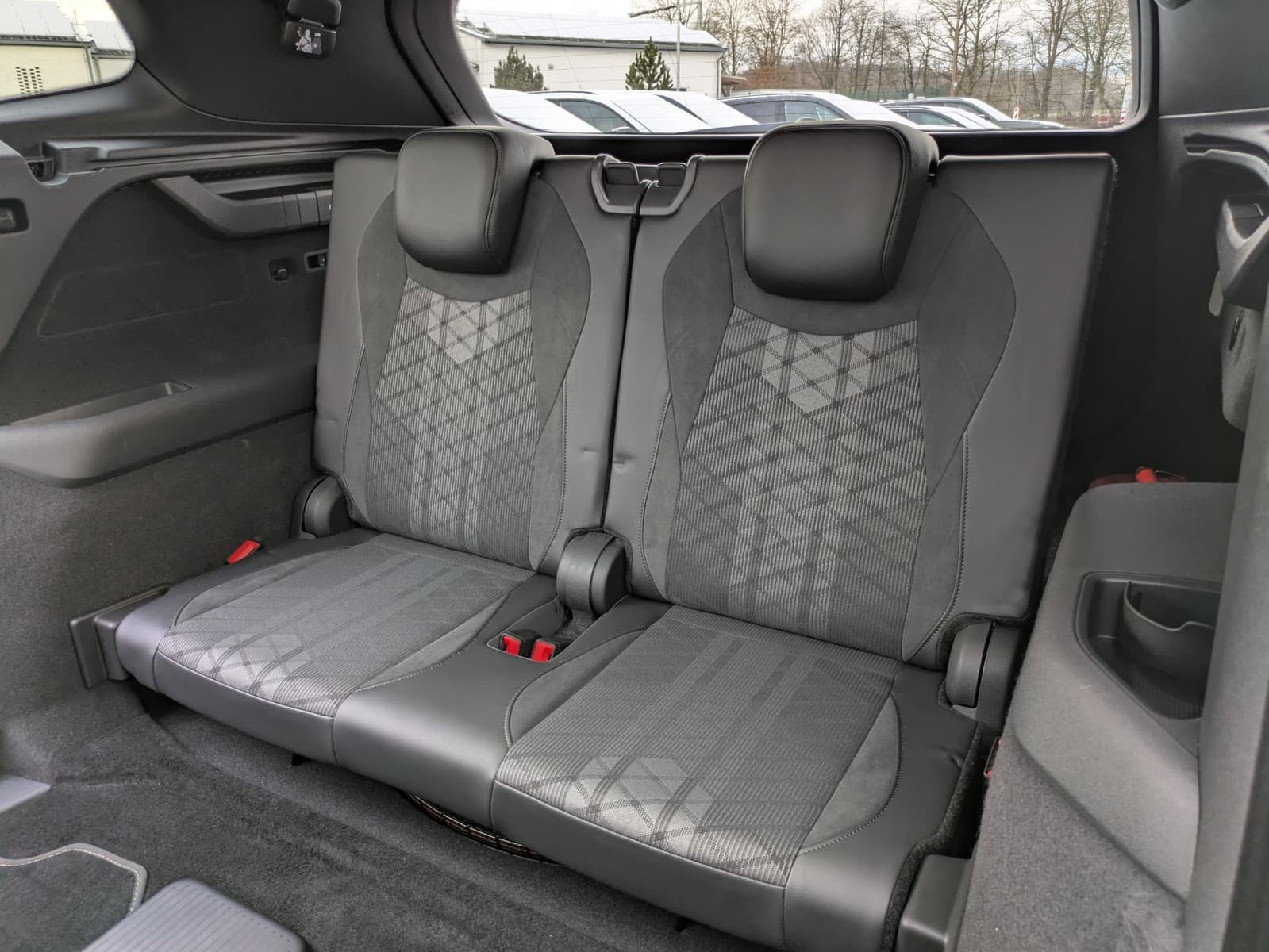 Fahrzeugabbildung Volkswagen Tayron 2.0 TDI 4M R-Line BLACK*7S*IQ-L.*PANO*HUD