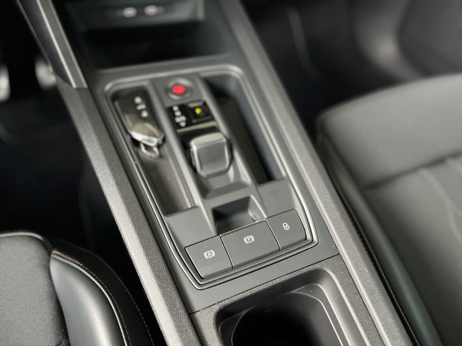 Fahrzeugabbildung CUPRA Leon VZ e-Hybrid LED ACC NAV RFK SHZ 19"