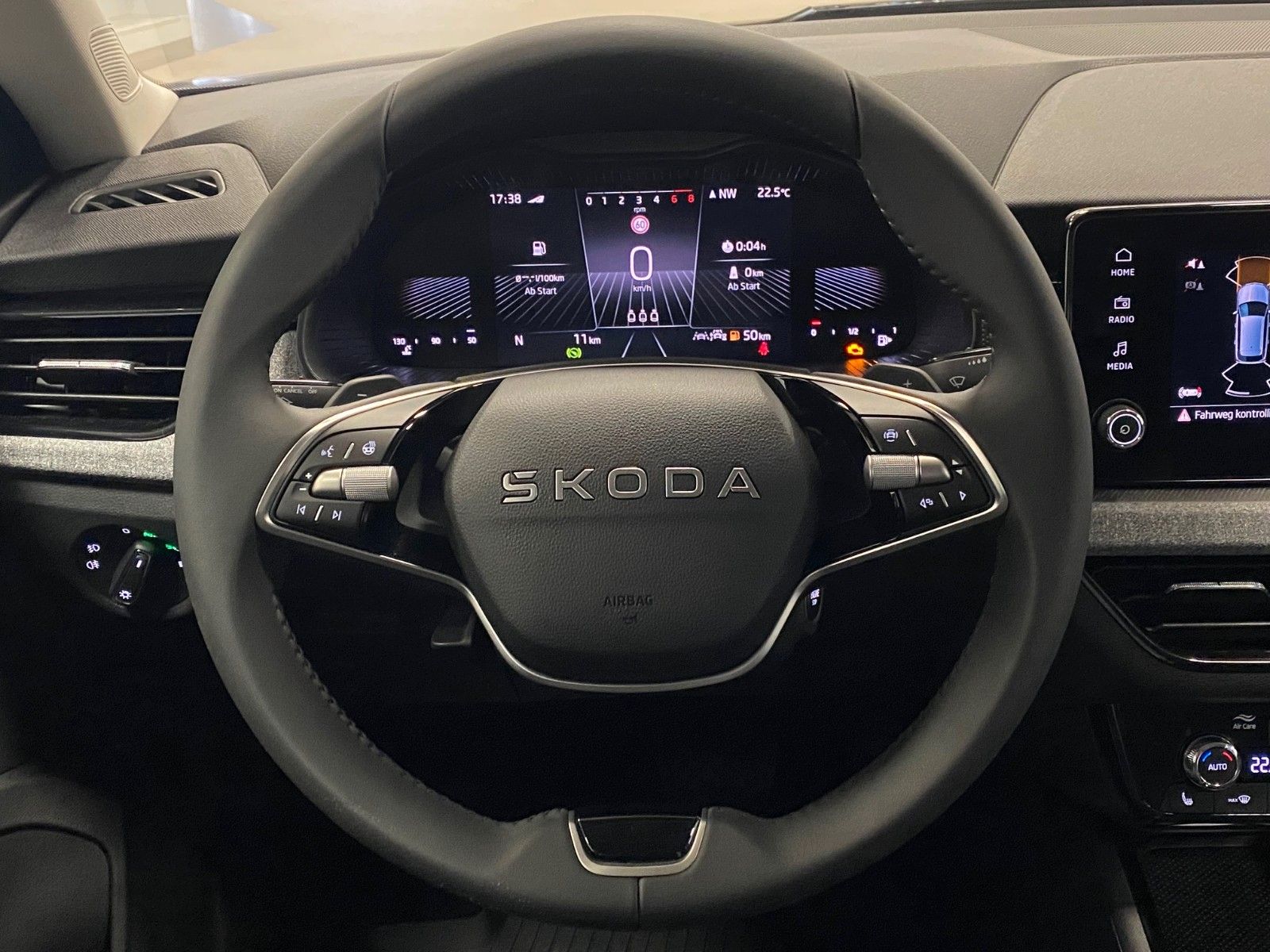 Fahrzeugabbildung SKODA Kamiq 1.0 TSI DSG Selection+KAMERA+PDC+16"Alu+BC