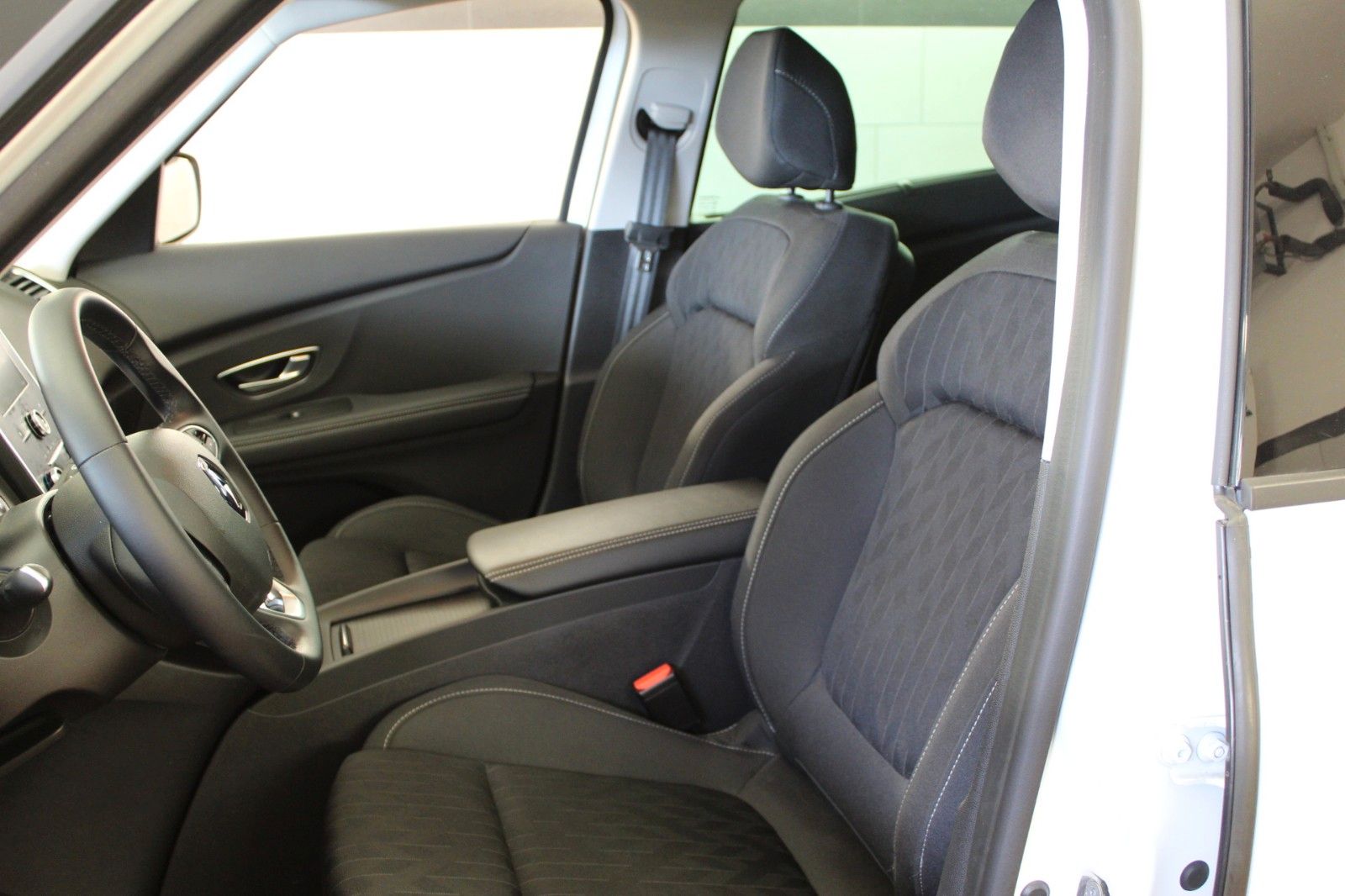 Fahrzeugabbildung Renault Grand Scenic TCe140 Limited Deluxe EDC 7-Sitzer