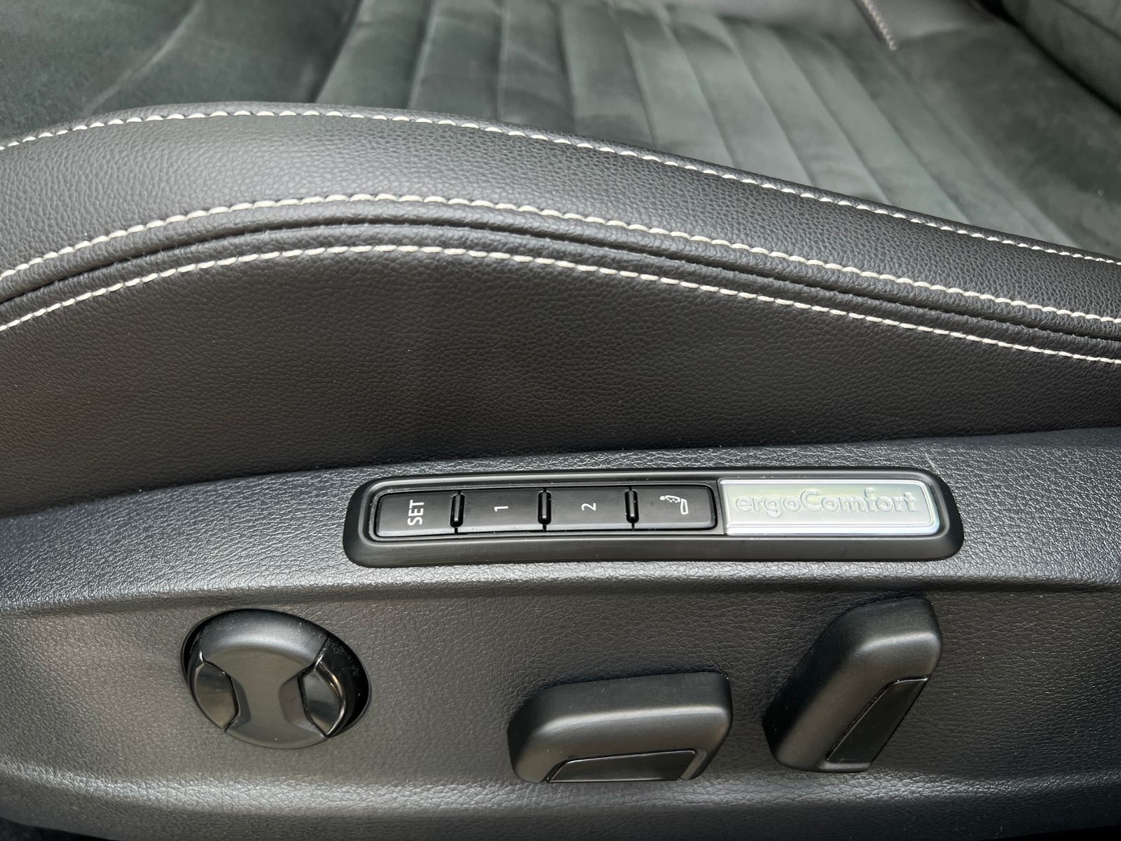Fahrzeugabbildung Volkswagen Passat Variant Elegance 2.0 TDI DSG *AHK, IQ-Lig