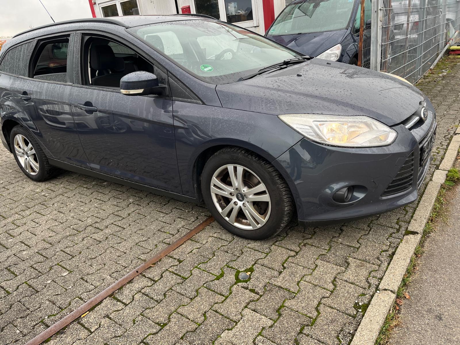 Ford Focus 2011 — interior