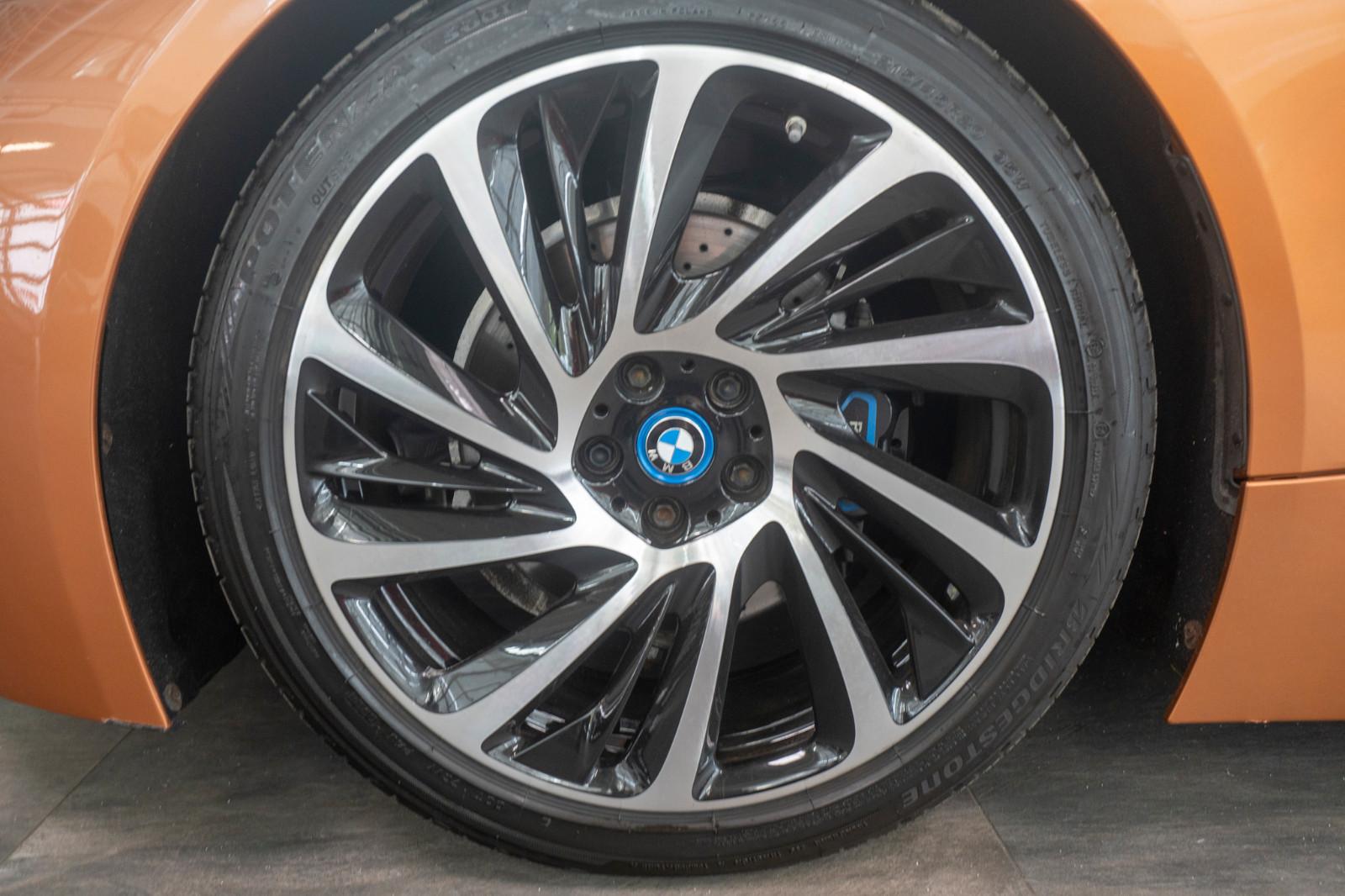 BMW i8 Roadster*HUD*H&K*LASER*CARBON