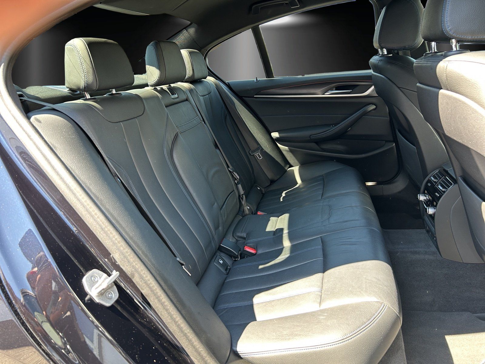 Fahrzeugabbildung BMW 530d Aut. M-Sportpaket/LIVE-COCKPIT/KAMERA/LED/
