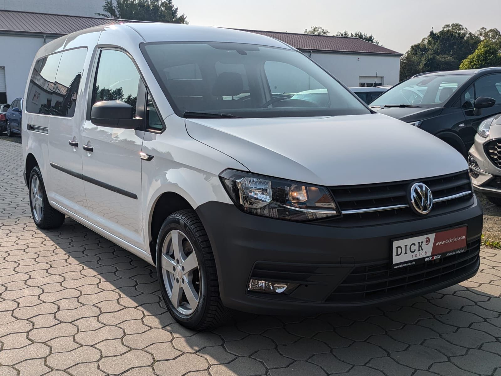 Fahrzeugabbildung Volkswagen Caddy Maxi 2.0 TDI DSG 7-Sit./KLIMA/NAVI/TEMP