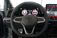 VW Golf 2.0 TDI DSG R-Line | Pano | HuD | FACELIFT VW Golf 2.0 TDI DSG R-Line | Pano | HuD | FACELIFT