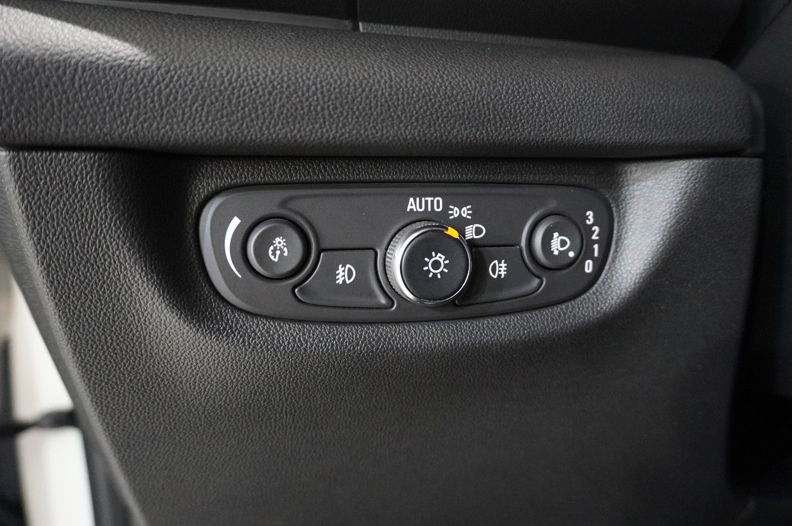 Fahrzeugabbildung Opel Insignia B ST 2.0D BUSINESS NAVI/LED/KAMERA/DAB+