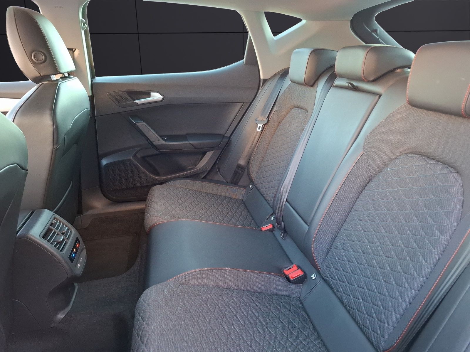 Fahrzeugabbildung SEAT Leon TSI FR LED Navi ACC Park-Assist SH