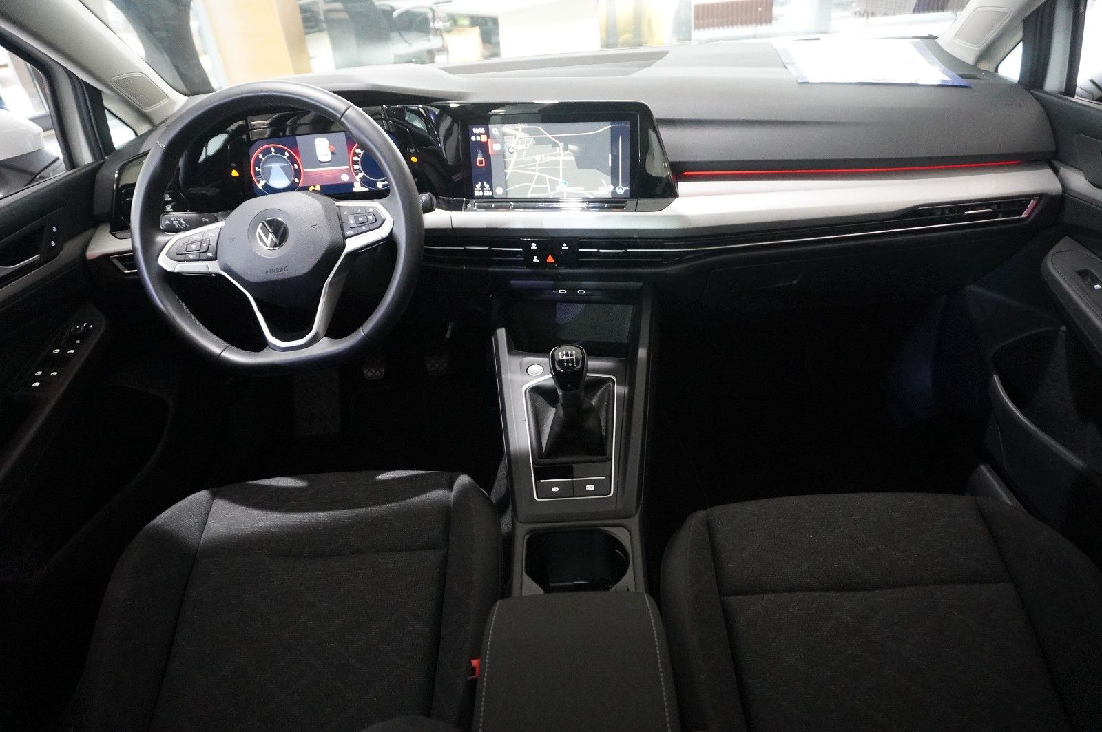 Fahrzeugabbildung Volkswagen Golf VIII Lim. 2.0 TDI LIFE NAVI/LED/VIRT./DAB+