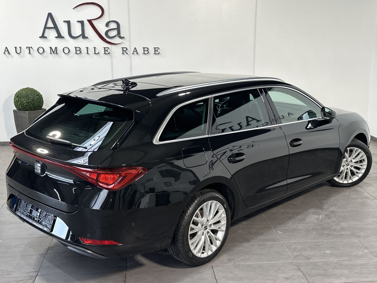 Fahrzeugabbildung SEAT Leon Xcellence e-Hybrid NAV+LED+PANORAMA+CARPLAY