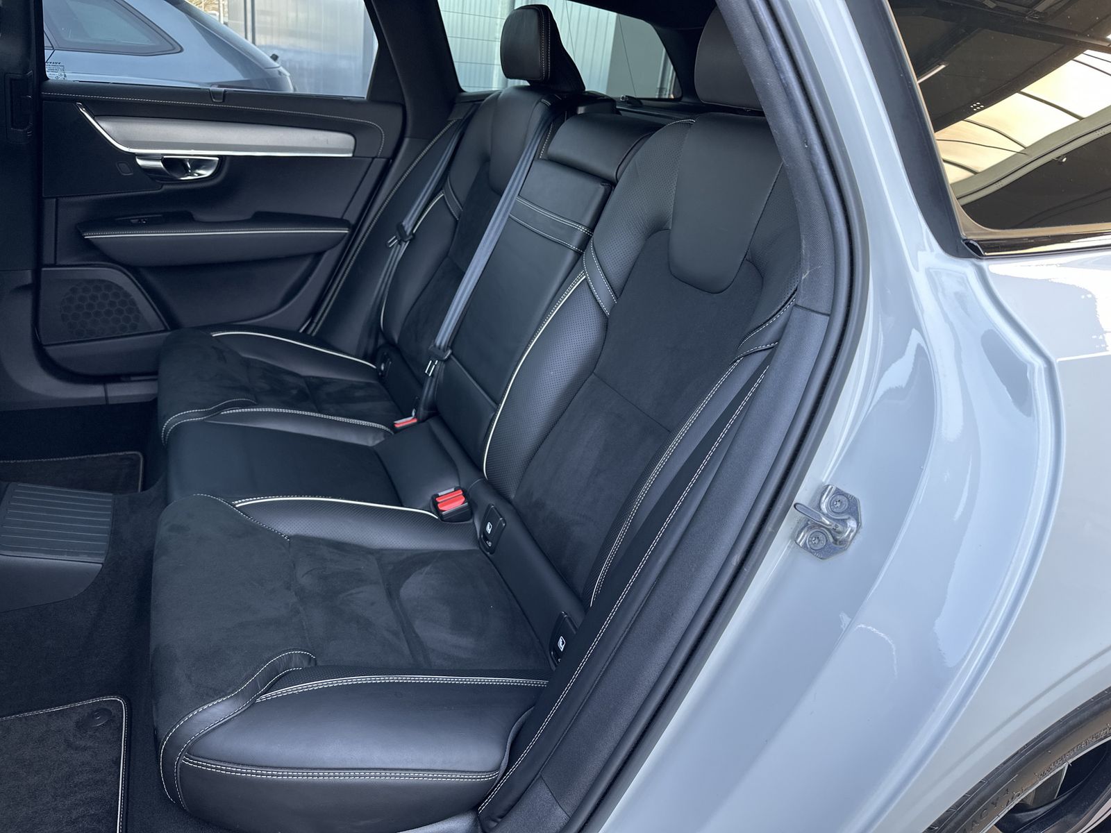 Fahrzeugabbildung Volvo V90 T8 AWD R-Design Hybrid NAV+LED+KAM+H&K+19ZO
