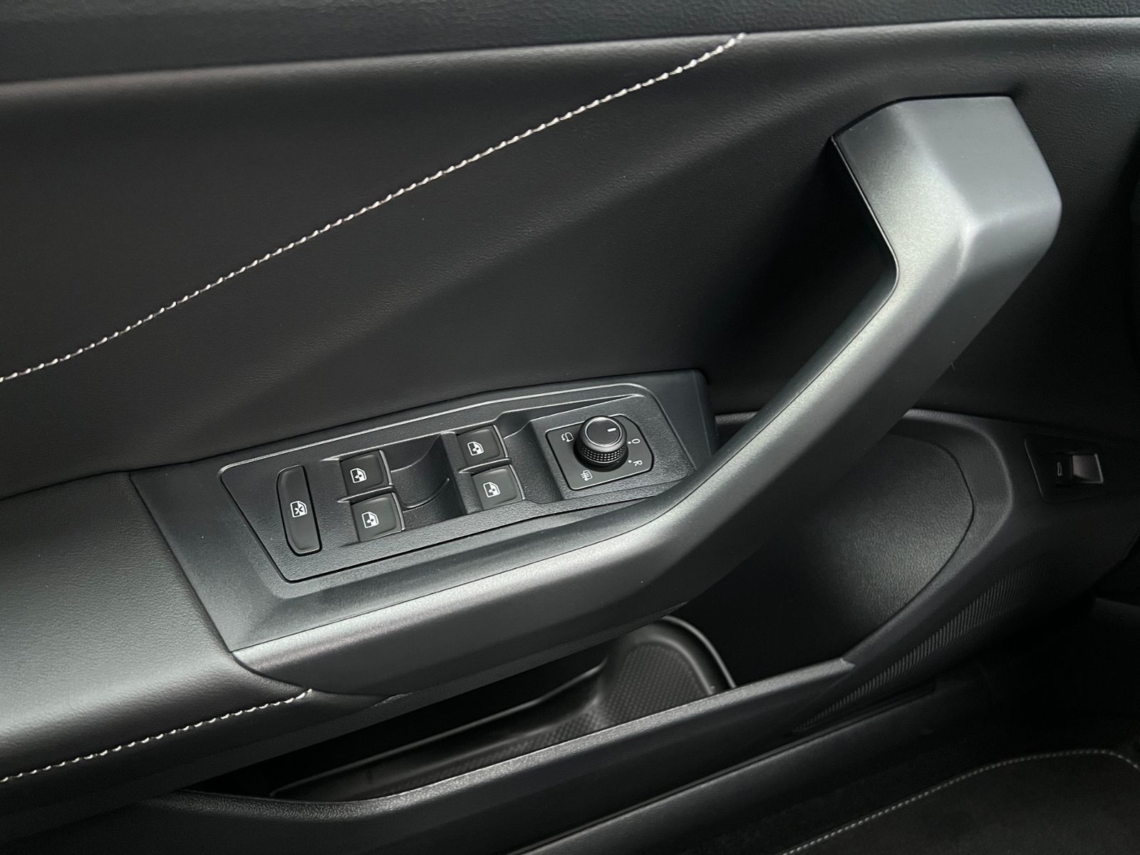 Fahrzeugabbildung Volkswagen T-Roc R-Line 1.5 TSI DSG *Black Style, Pano, 19"