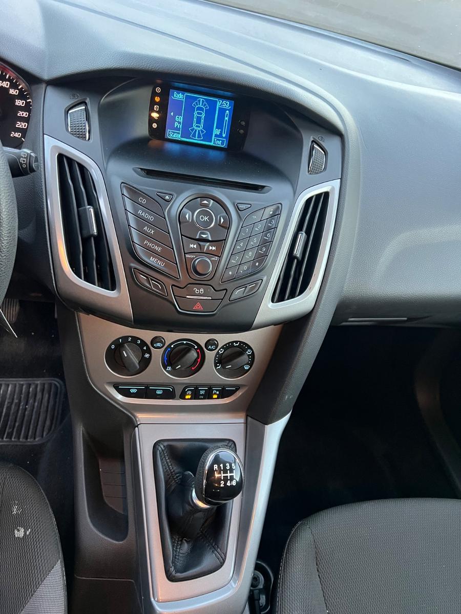Ford Focus 2011 — photo 8