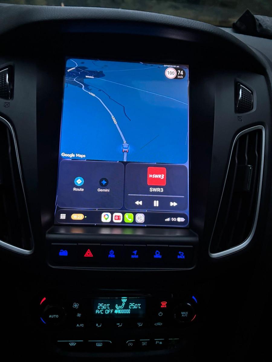 Ford Focus 2014 — interior