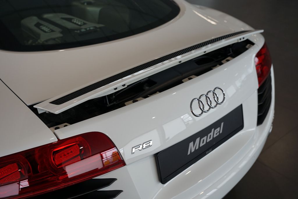 AUDI R8 Coupe 4.2 FSI quattro | Manual transmission AUDI R8 Coupe 4.2 FSI quattro | Manual transmission