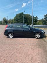 Hyundai i30 cw - Hyundai i30 aus 2011 mit Benzin-Antrieb: Kombi