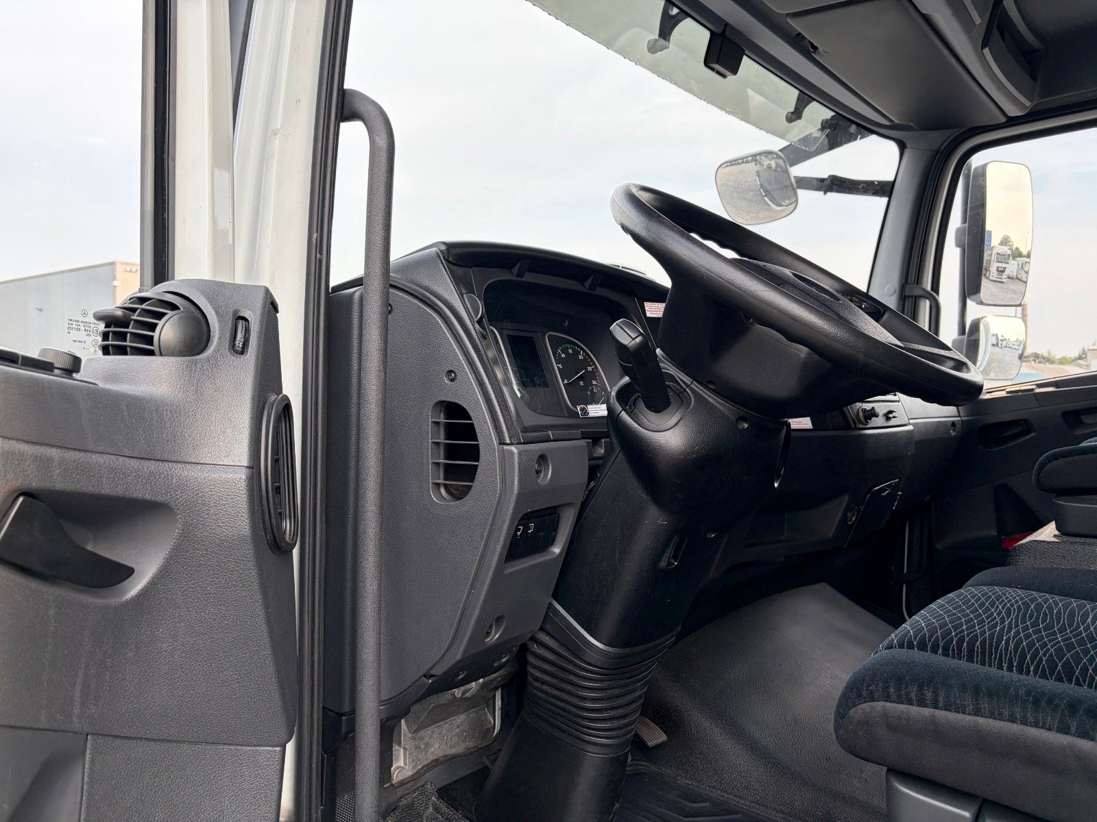 Fahrzeugabbildung Mercedes-Benz Atego 818 L Koffer LBW Klima Automatic