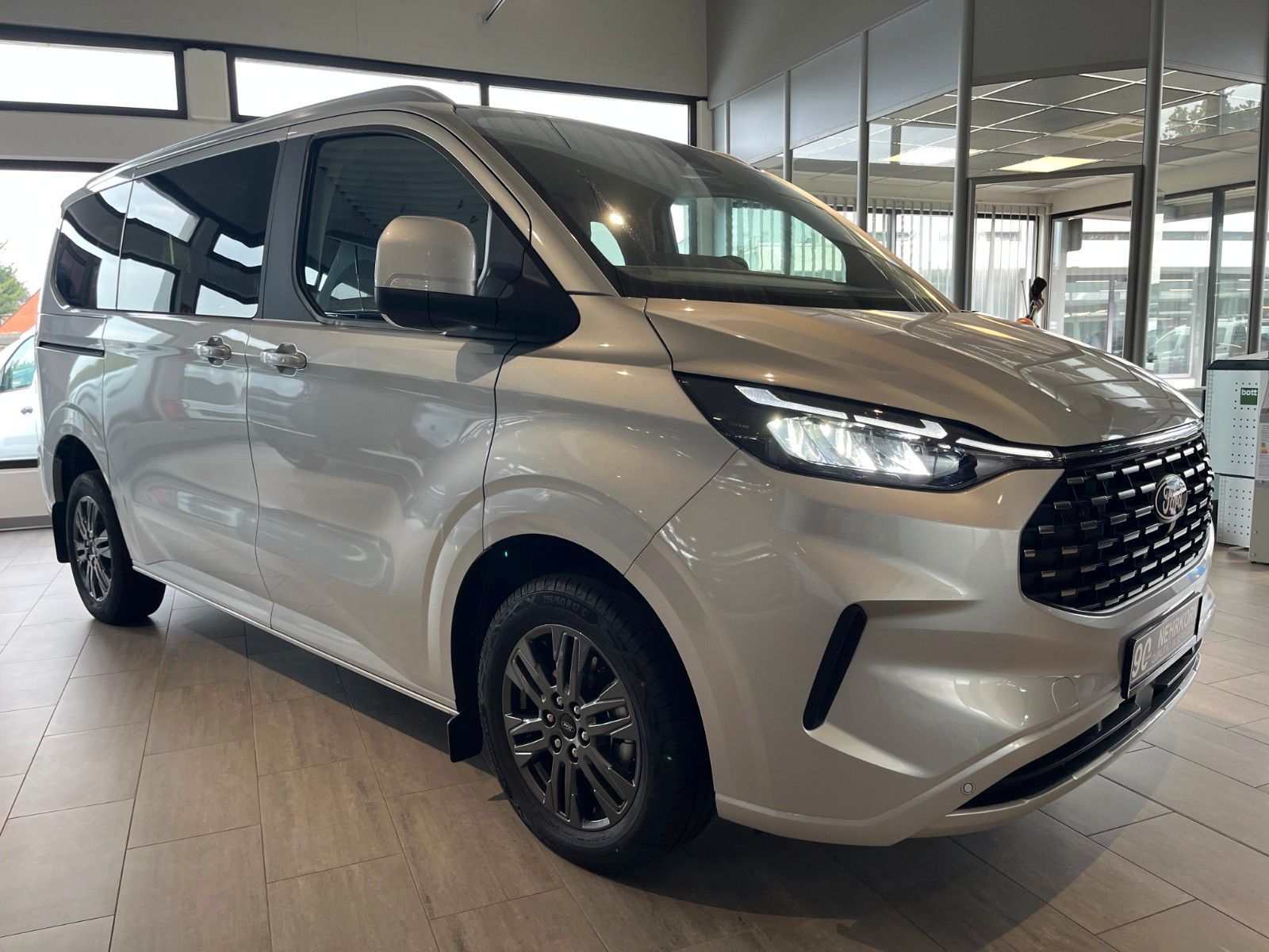 Fahrzeugabbildung Ford Tourneo Custom L1 Titanium AWD Automatik mit AHK