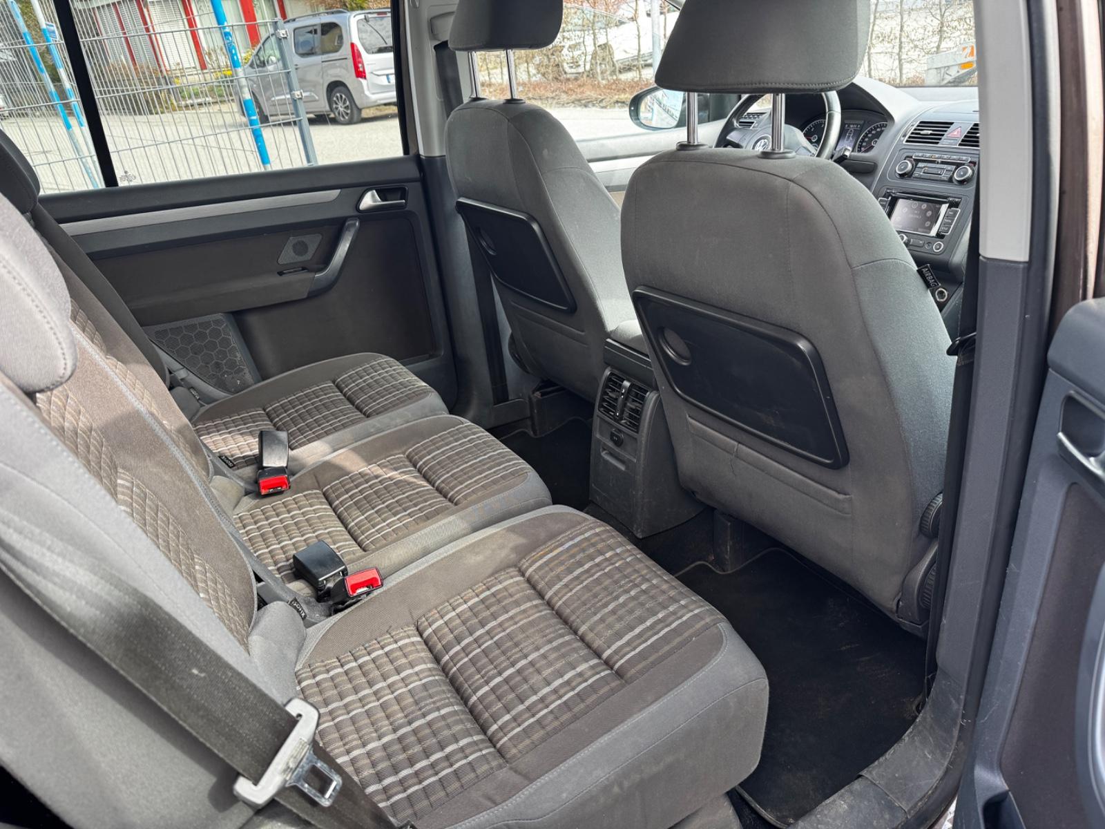 Volkswagen Touran 2011 — photo 8