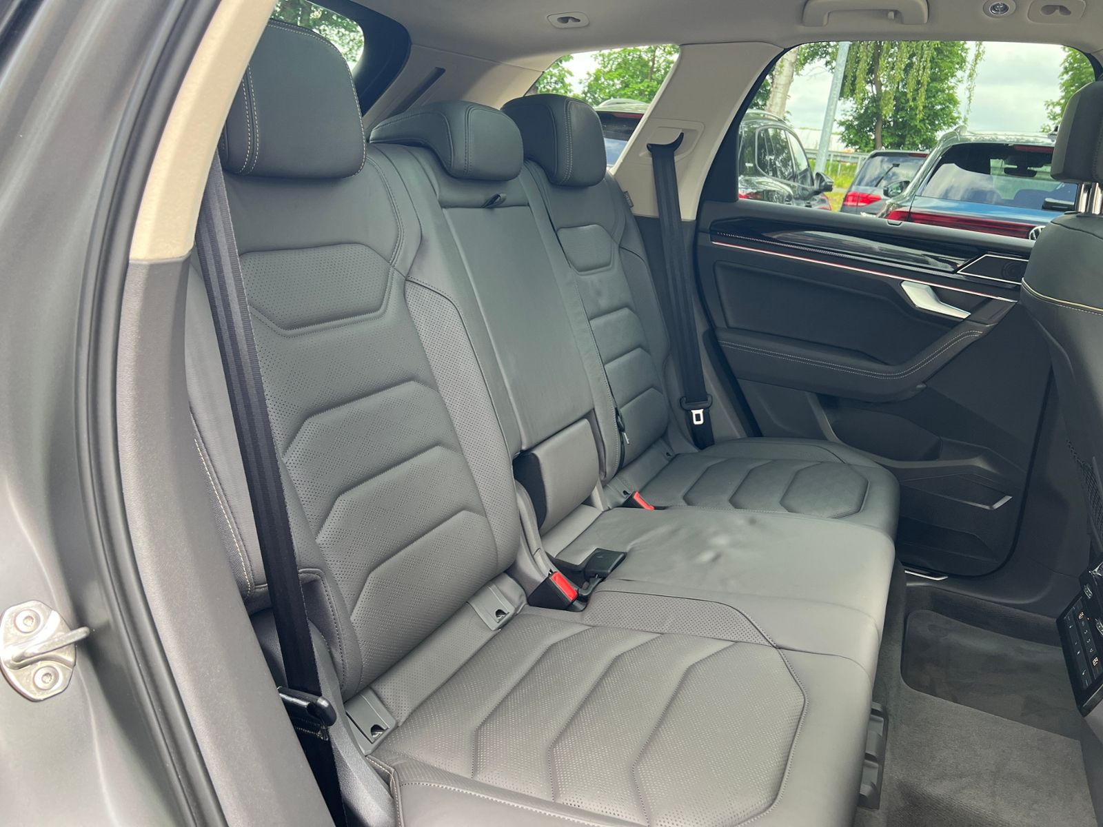 Fahrzeugabbildung Volkswagen Touareg R-Line 3.0 TDI 4MOTION *AHK, BlackStyle,