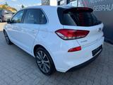 Hyundai i30 1.4 T-GDi Intro LED NAVI KAMERA - Hyundai i30: Weiß
