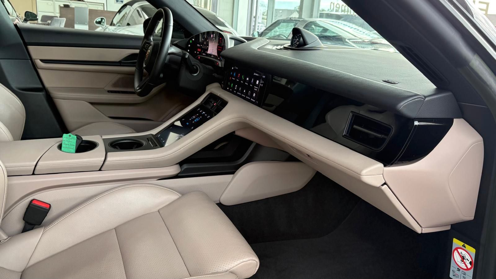 Fahrzeugabbildung Porsche Taycan Sport Turismo/Innodrive/Panodach/20 Zoll