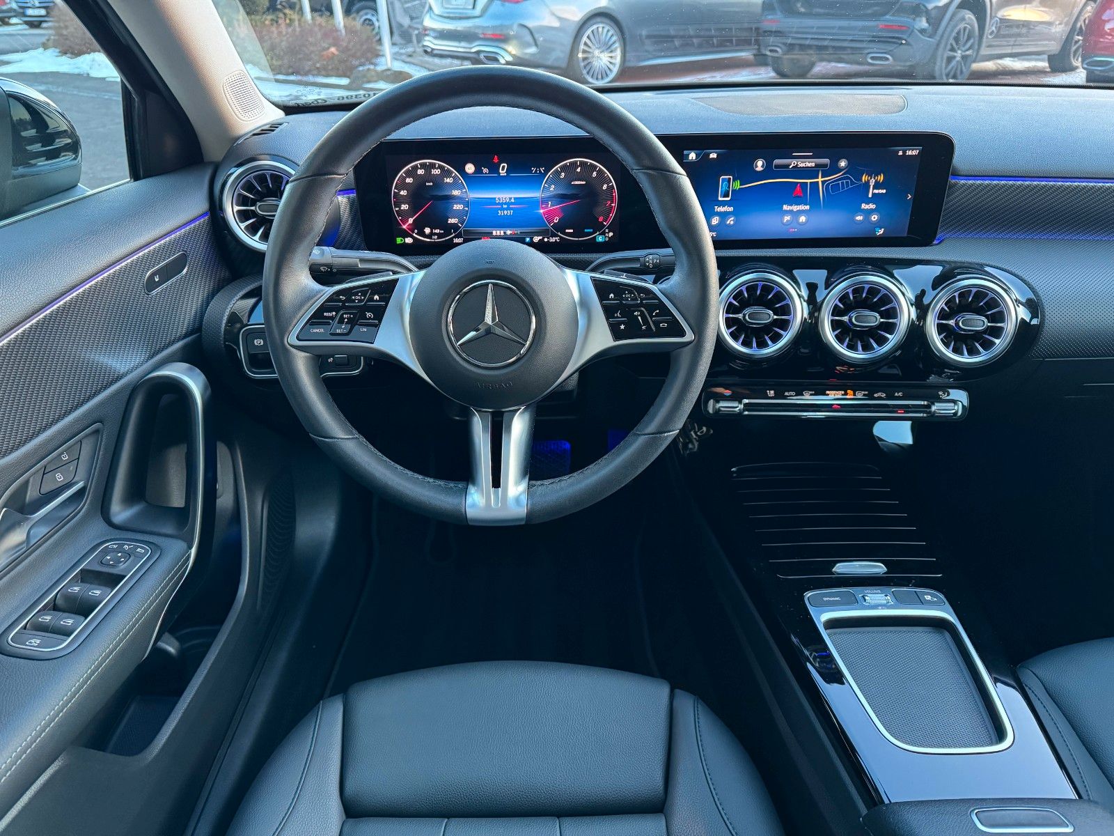 Fahrzeugabbildung Mercedes-Benz A 180 Pano+Ambiente+MBUX+Keyless+Leder+AMG18`