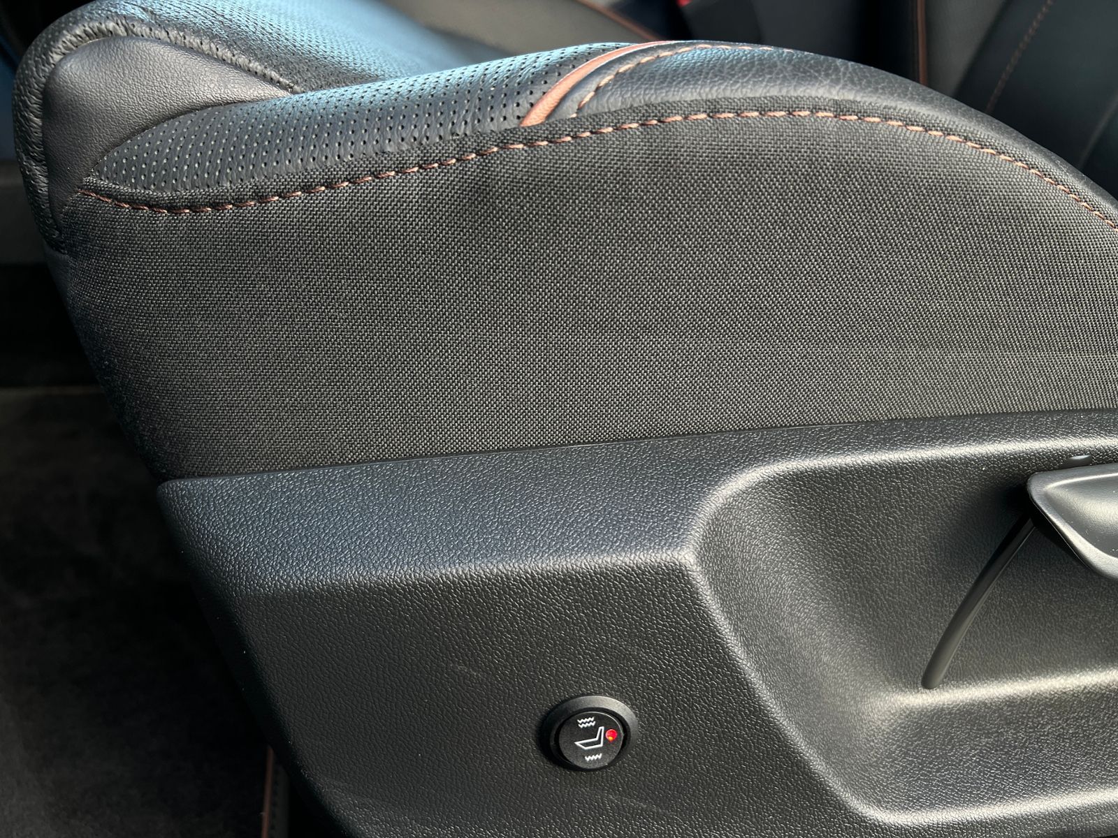 Fahrzeugabbildung SKODA Enyaq iV 80 Founders Edition *Wärmepumpe, Navi,