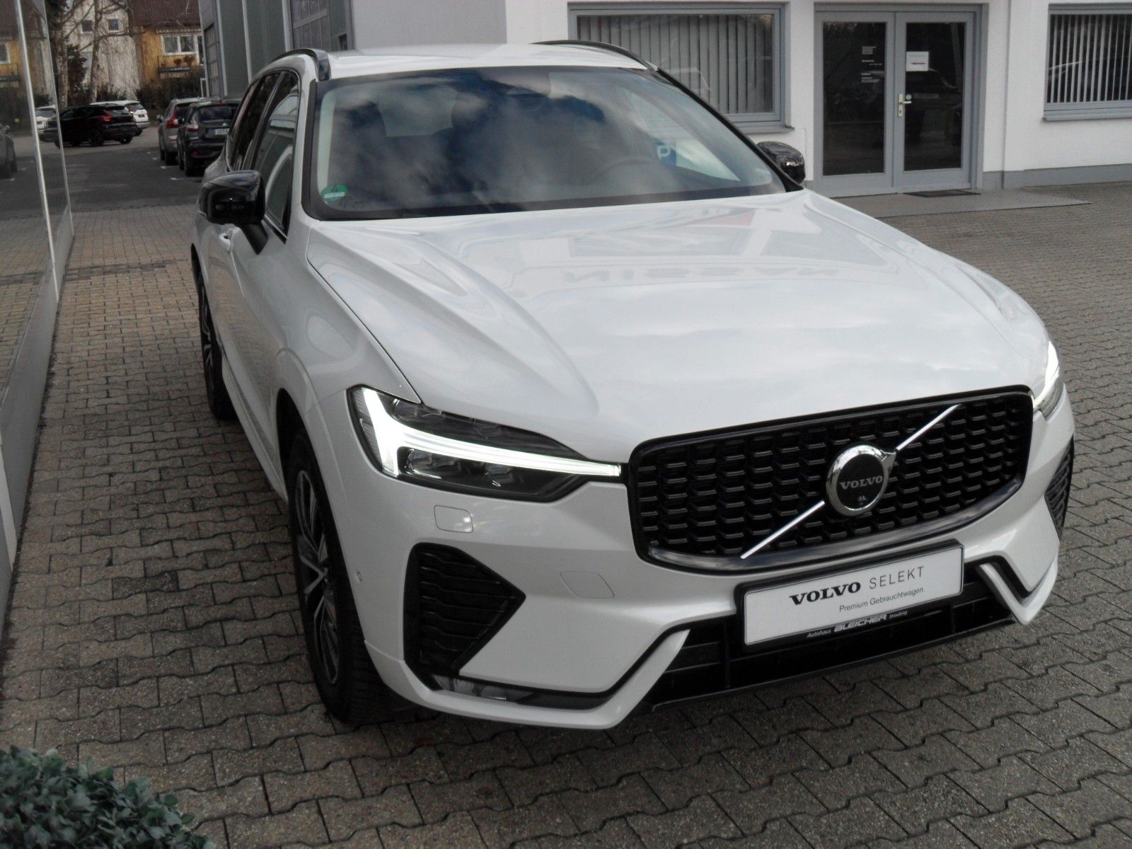 Fahrzeugabbildung Volvo XC 60 B4 Plus Dark 2WD