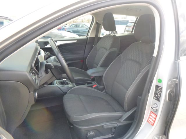 Fahrzeugabbildung Ford Focus Turnier >NAV/LED/KAM/PDC/SHZ<