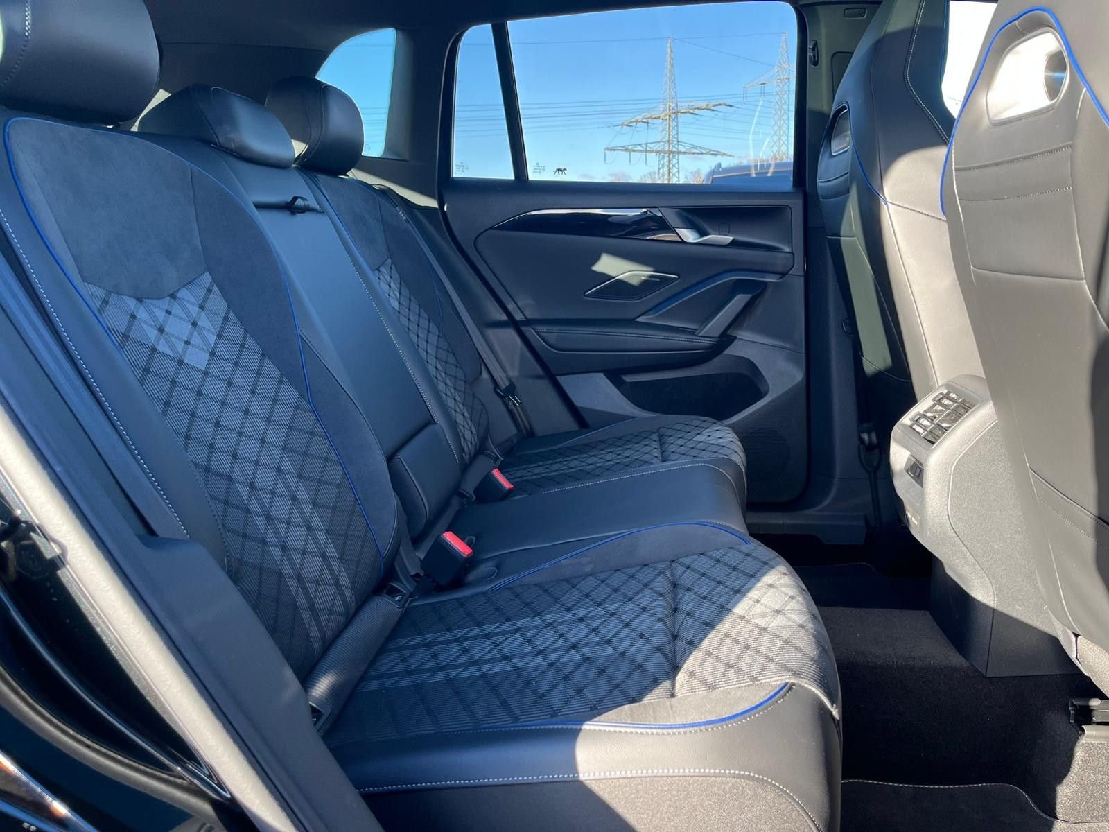 Fahrzeugabbildung Volkswagen Tiguan 2.0 TDI 4M R-Line PANO*H&K*AHK*MATRIX*20"