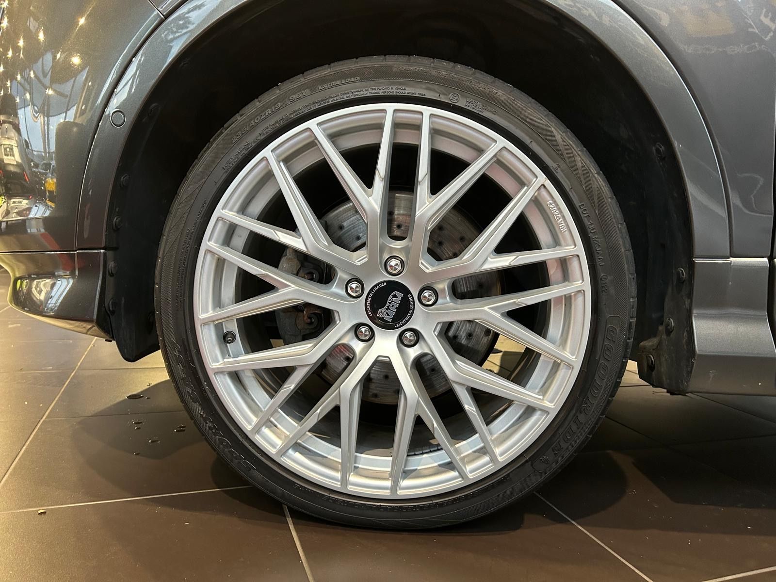 Fahrzeugabbildung Ford Kuga Individual 4x4 PANO AHK NAVI