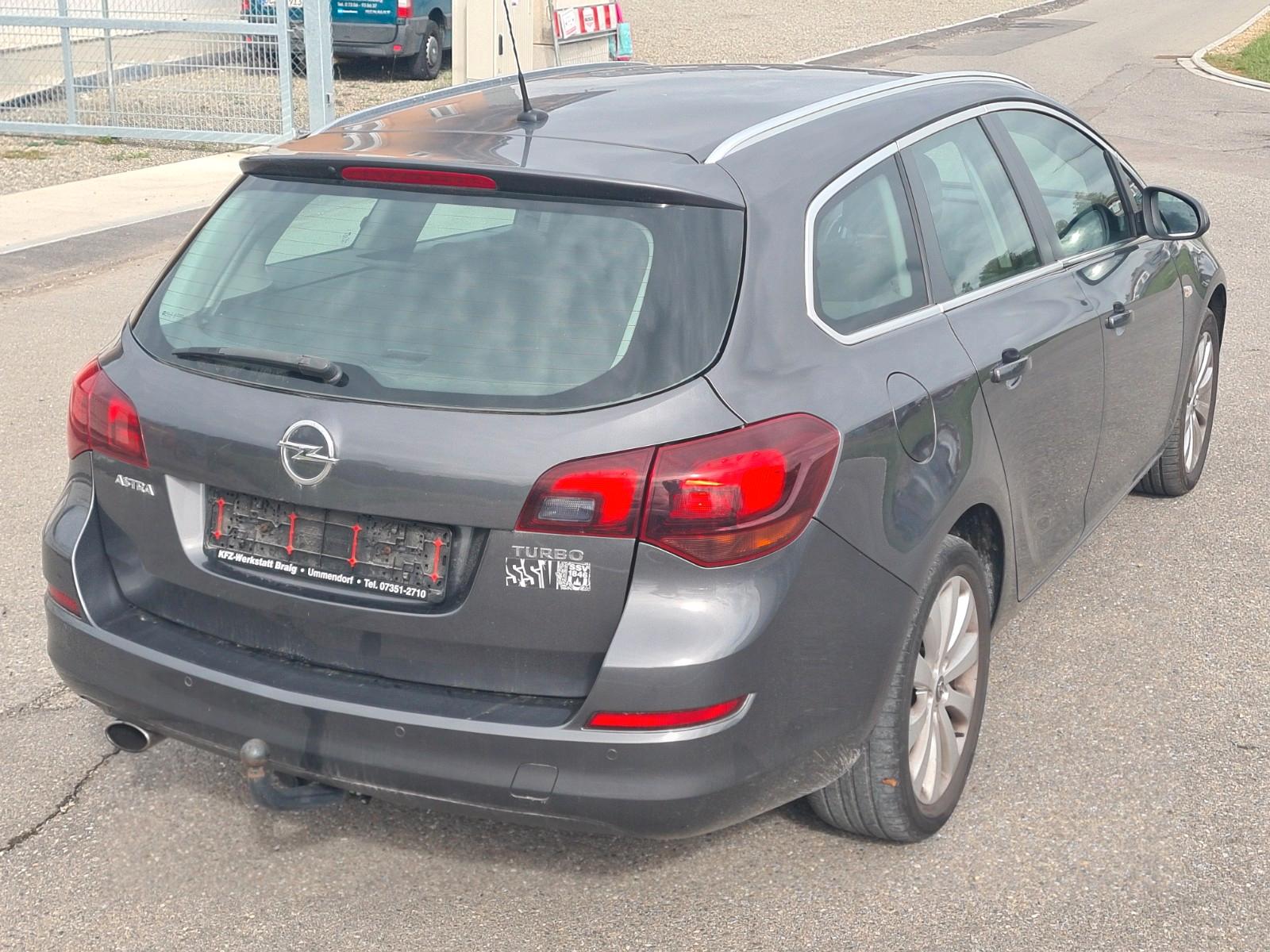 Opel Astra 2011 — photo 9