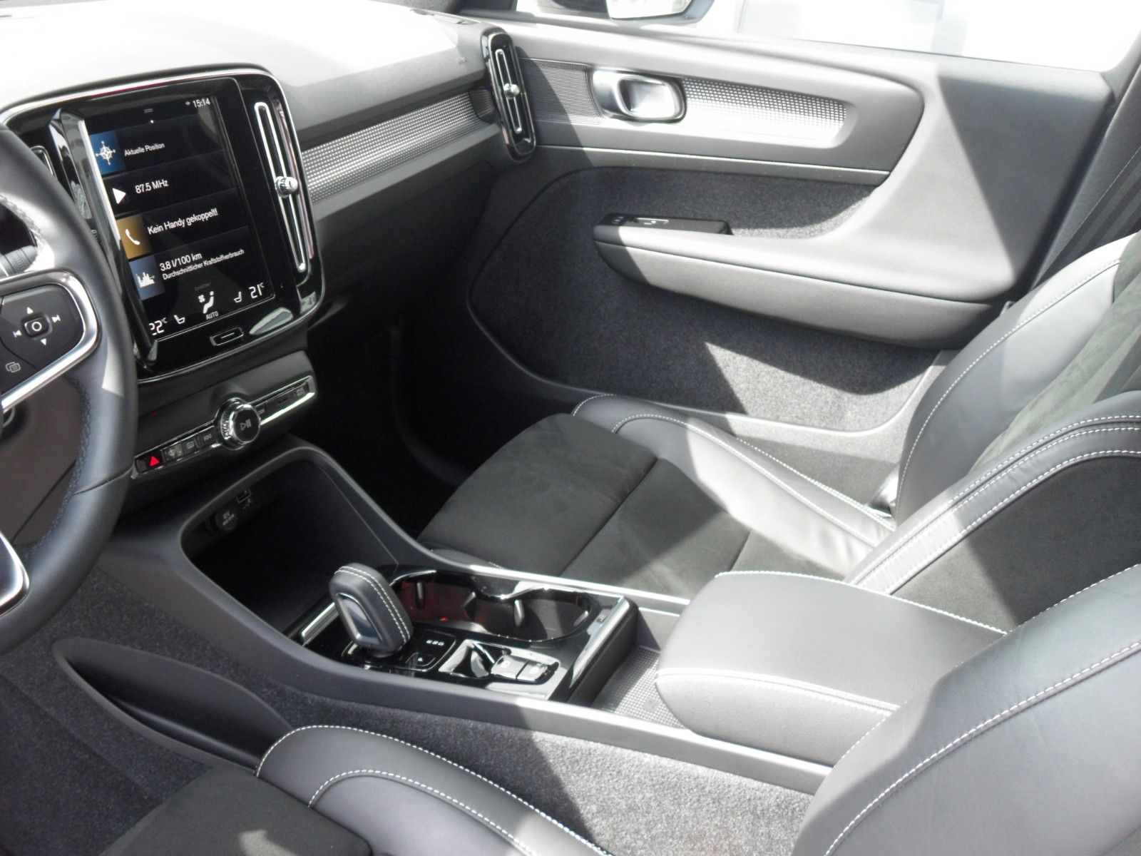 Fahrzeugabbildung Volvo XC 40 T5 R- Design Recharge Plug-In Hybrid