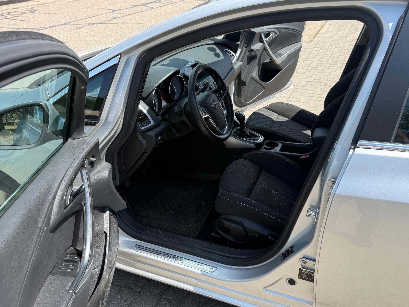 Opel Astra 2013 — photo 9